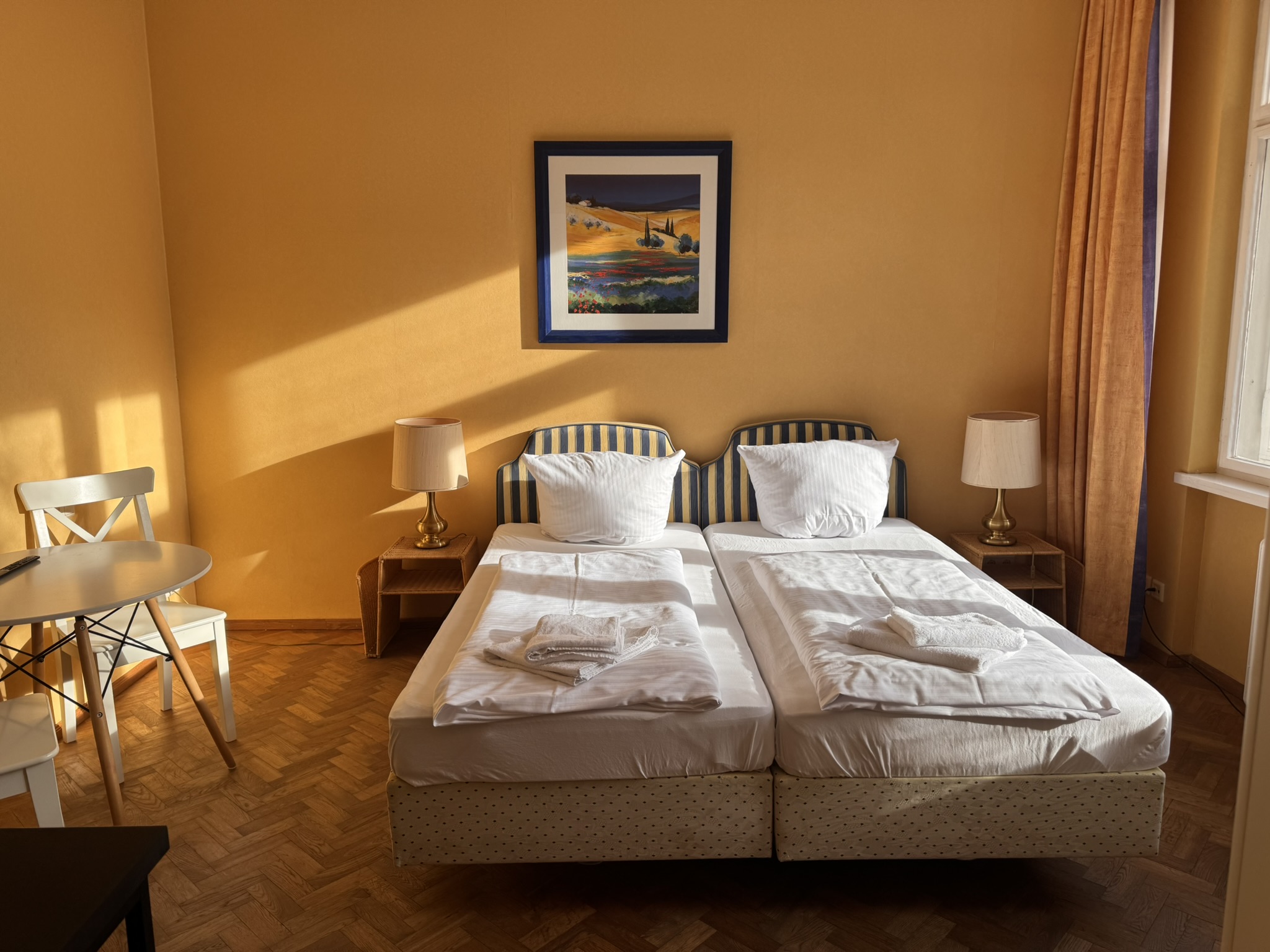 Doppelzimmer Straßenblick